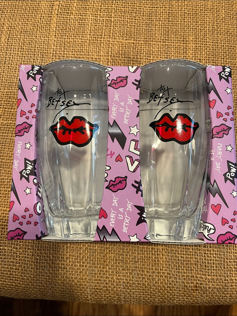 Betsey Johnson Clear Pint Glasses with Red Lip Graphic (Set of 2)